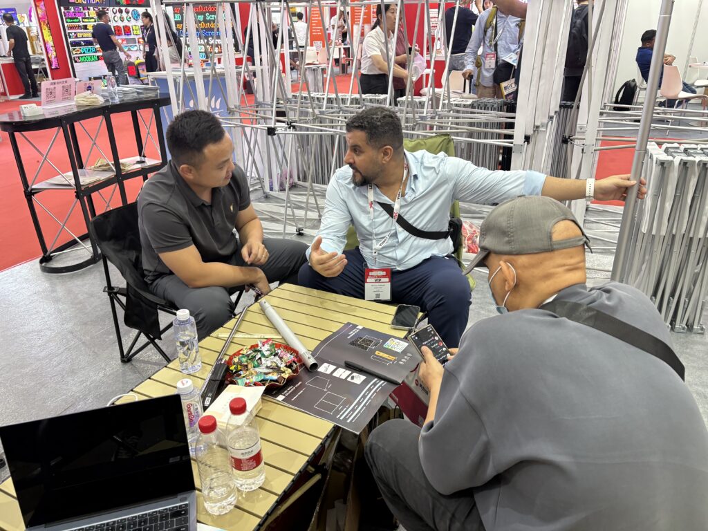 Communicate product technical details with customers at the exhibition